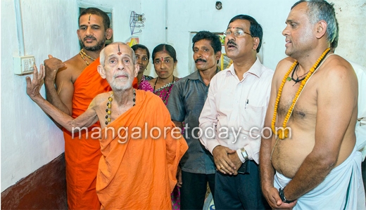 Pejawar seer inaugurates developmental projects in Naxal hit Mundagaru tribal village